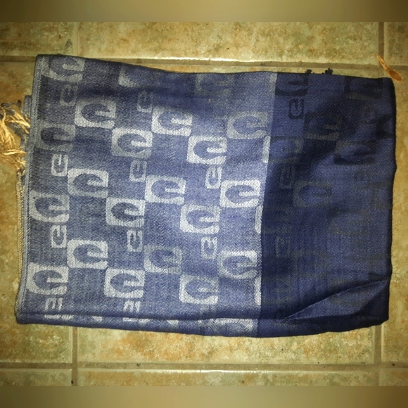 🍃 3 for 36 - Navy & Silver - Guess Pashmina NWOT - Picture 1 of 4